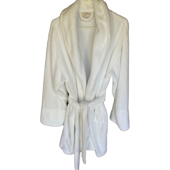 SPA SOFT WHITE ROBE SIZE ONE SIZE FITS MOST - Picture 1 of 4